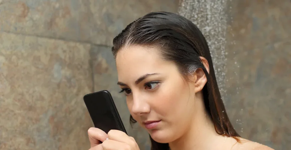 Smartphone unter der Dusche - HOYO Hülle ist die Lösung dafür